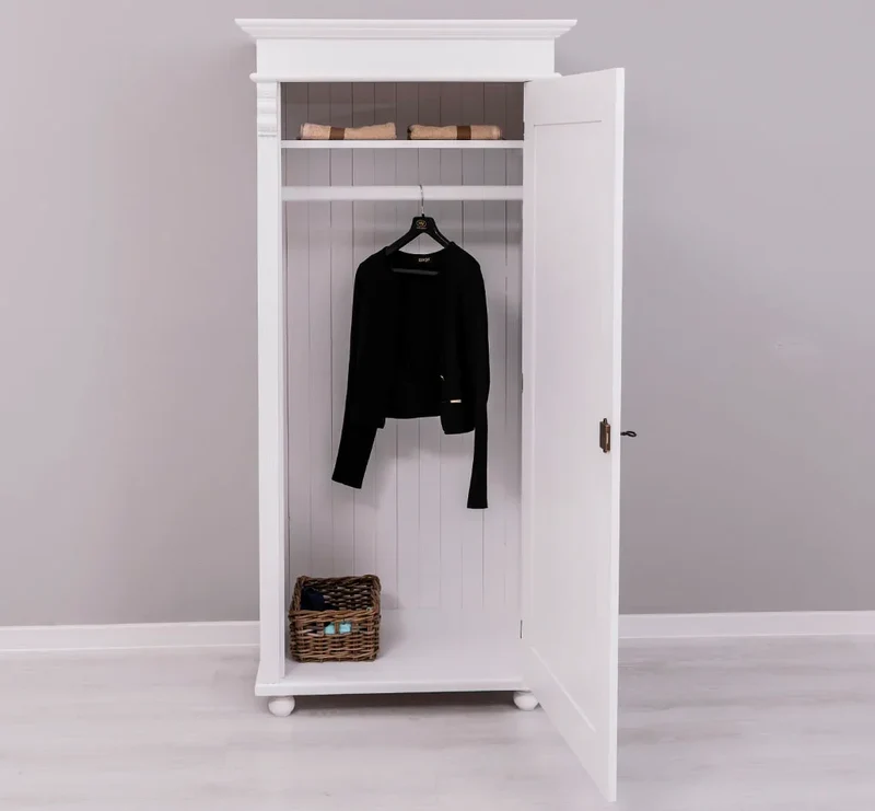 Kleiderschrank aus Massivholz im Landhausstil mit Ornamenten