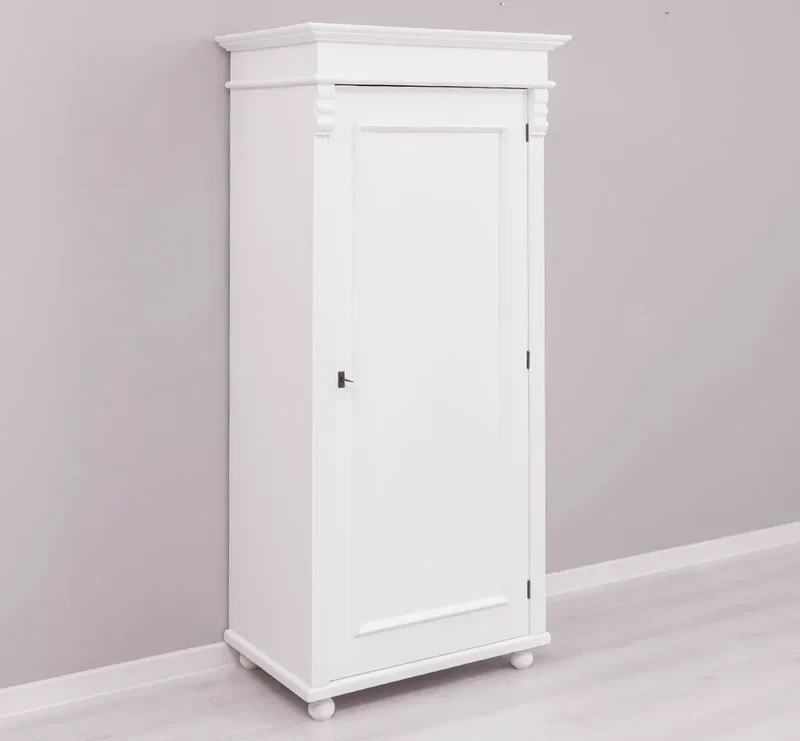 Kleiderschrank aus Massivholz im Landhausstil mit Ornamenten