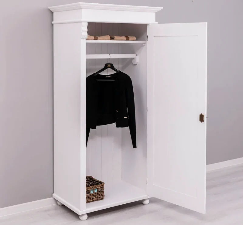 Kleiderschrank aus Massivholz im Landhausstil mit Ornamenten