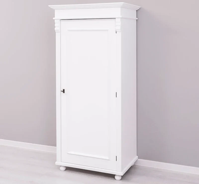 Kleiderschrank aus Massivholz im Landhausstil mit Ornamenten