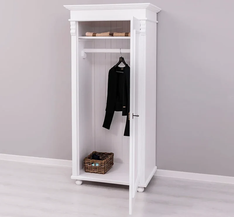 Kleiderschrank aus Massivholz im Landhausstil mit Ornamenten