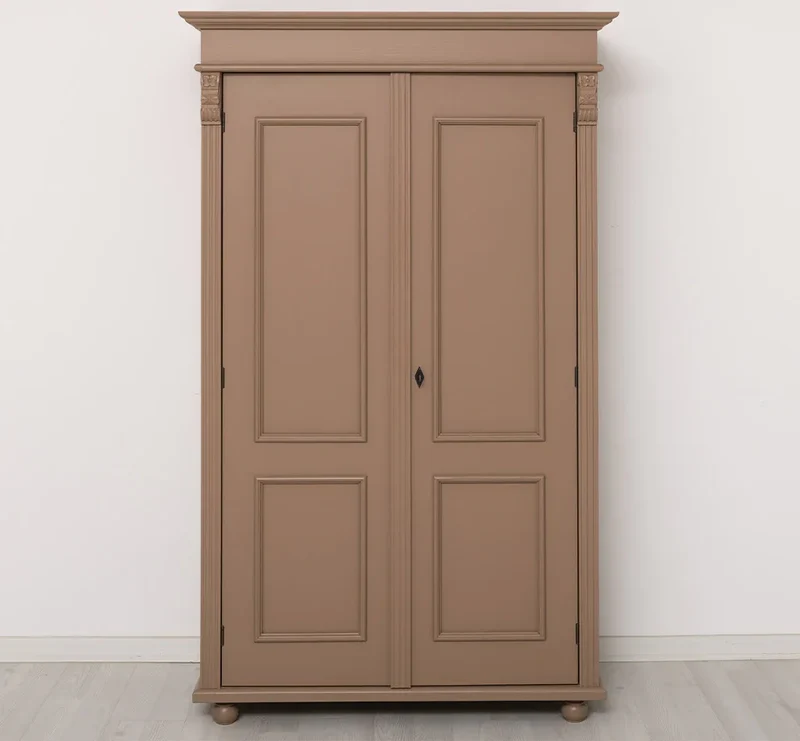 Landhaus- Kleiderschrank aus Massivholz mit Ornamenten