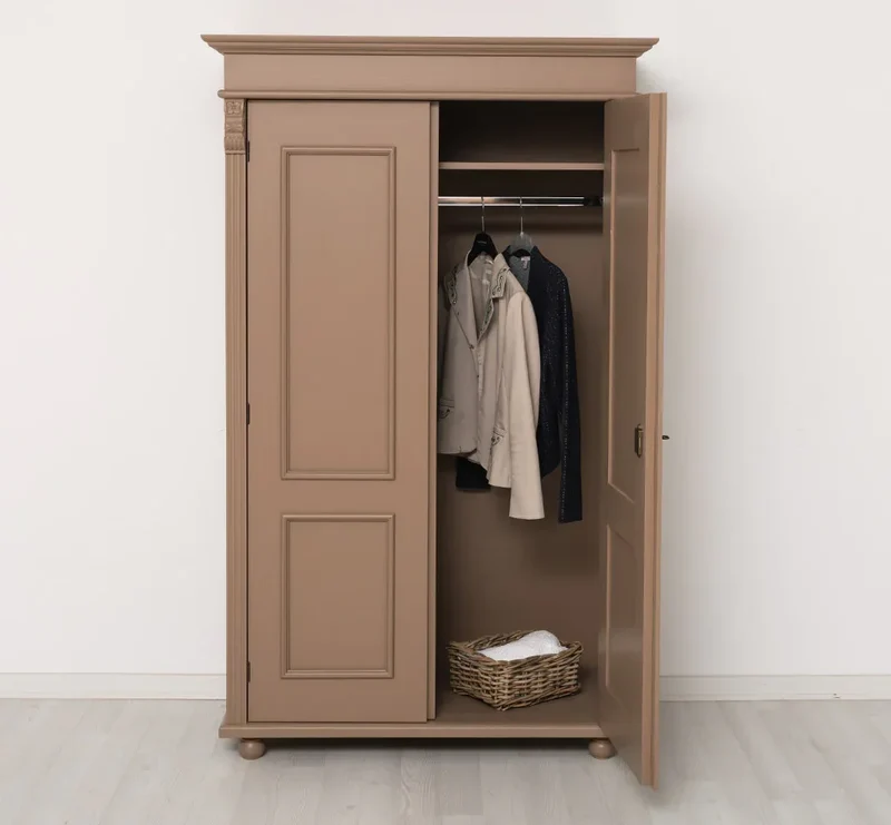 Landhaus- Kleiderschrank aus Massivholz mit Ornamenten