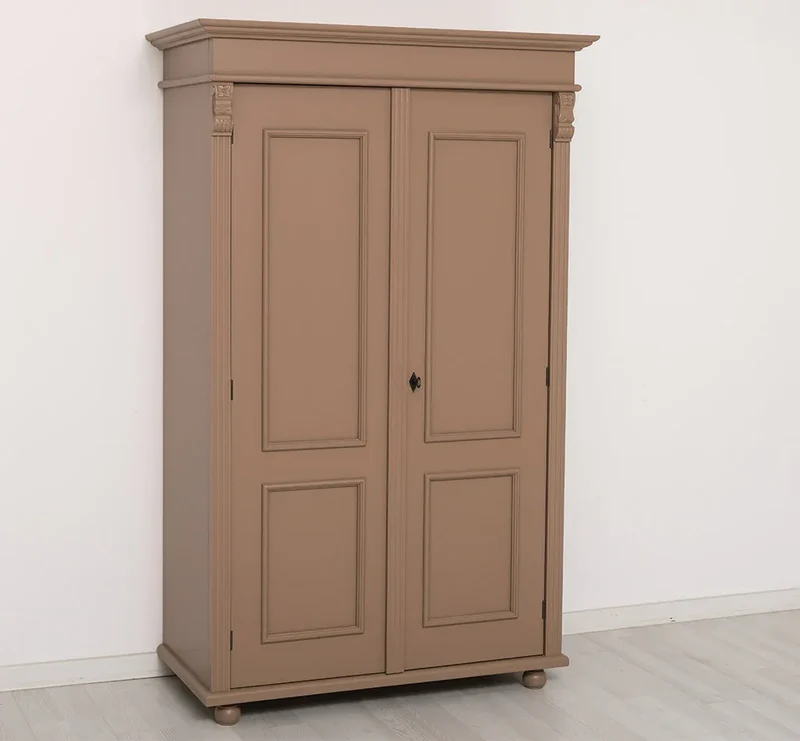 Landhaus- Kleiderschrank aus Massivholz mit Ornamenten