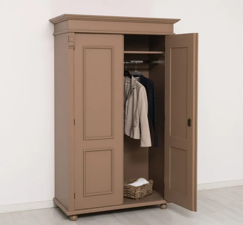 Landhaus- Kleiderschrank aus Massivholz mit Ornamenten