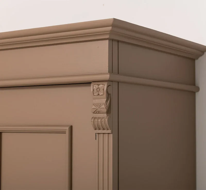 Landhaus- Kleiderschrank aus Massivholz mit Ornamenten