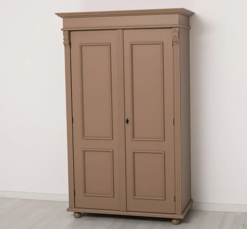 Landhaus- Kleiderschrank aus Massivholz mit Ornamenten