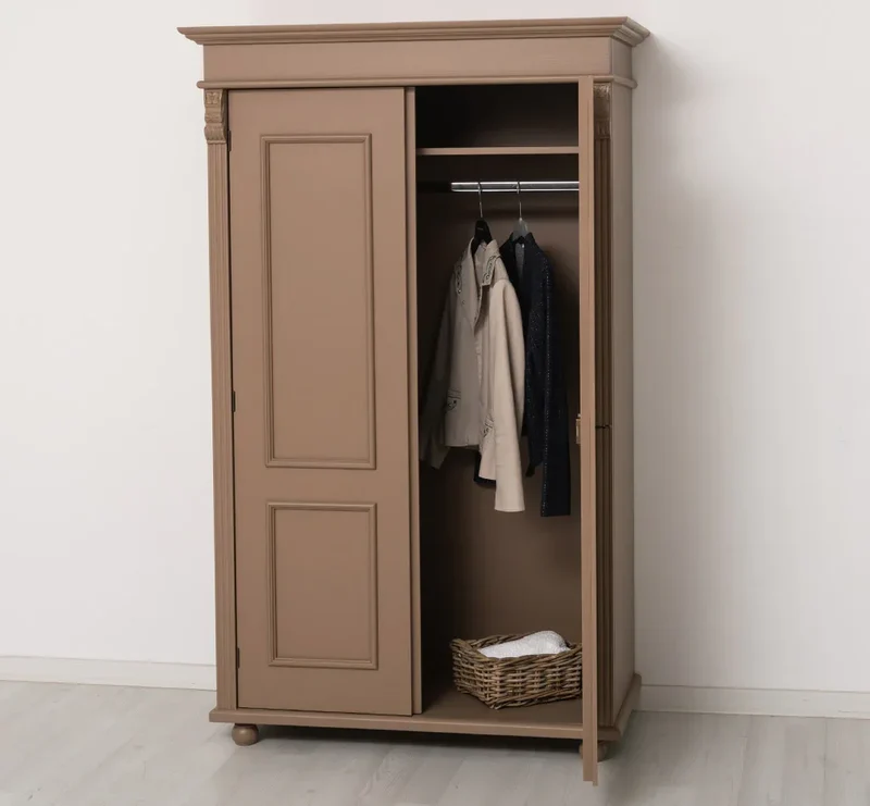 Landhaus- Kleiderschrank aus Massivholz mit Ornamenten