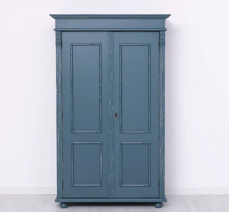 Landhaus- Kleiderschrank aus Massivholz mit Ornamenten