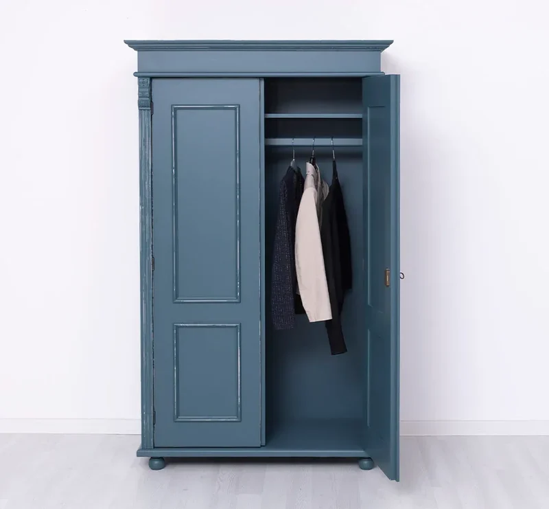 Landhaus- Kleiderschrank aus Massivholz mit Ornamenten