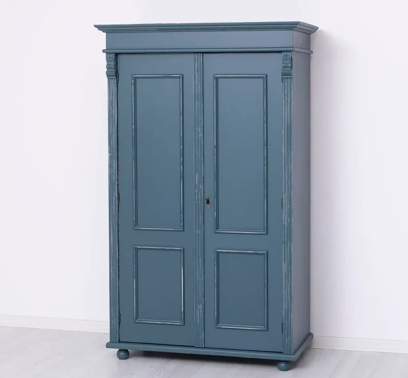 Landhaus- Kleiderschrank aus Massivholz mit Ornamenten