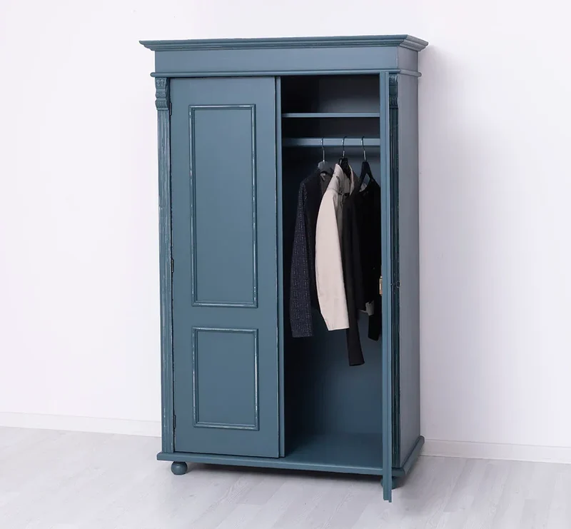 Landhaus- Kleiderschrank aus Massivholz mit Ornamenten