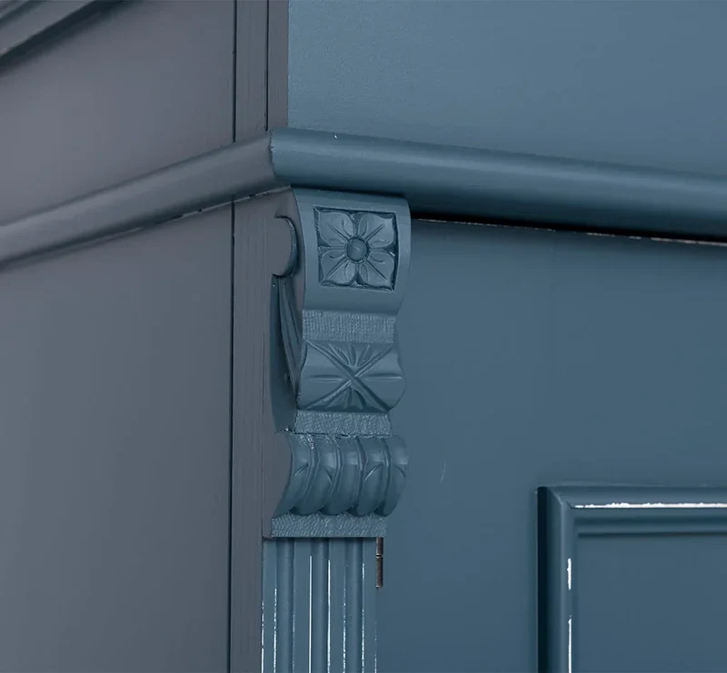 Landhaus- Kleiderschrank aus Massivholz mit Ornamenten