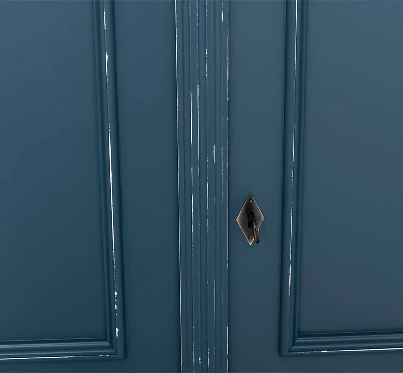 Landhaus- Kleiderschrank aus Massivholz mit Ornamenten