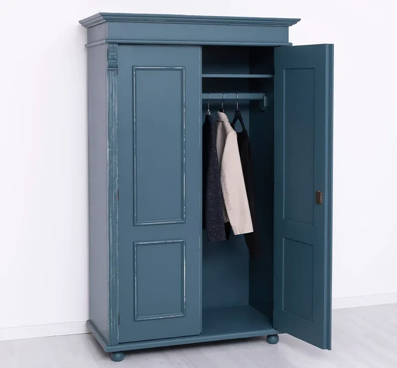 Landhaus- Kleiderschrank aus Massivholz mit Ornamenten