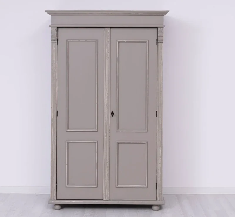 Landhaus- Kleiderschrank aus Massivholz mit Ornamenten