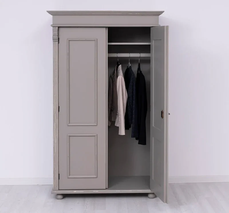 Landhaus- Kleiderschrank aus Massivholz mit Ornamenten
