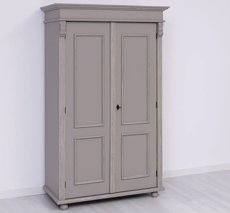 Landhaus- Kleiderschrank aus Massivholz mit Ornamenten