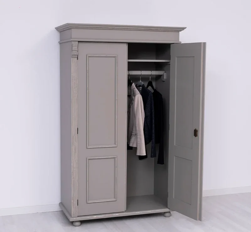 Landhaus- Kleiderschrank aus Massivholz mit Ornamenten