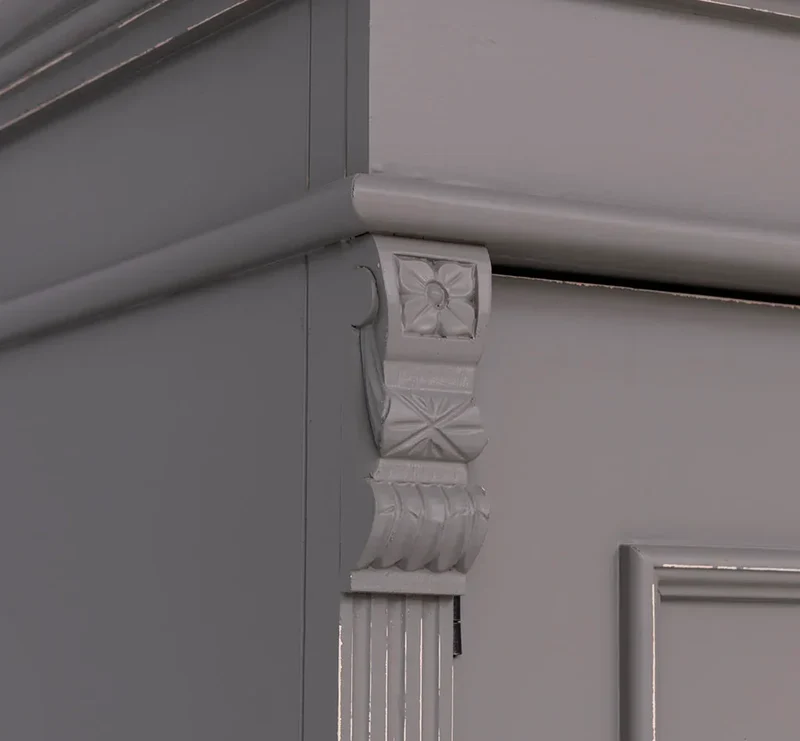 Landhaus- Kleiderschrank aus Massivholz mit Ornamenten