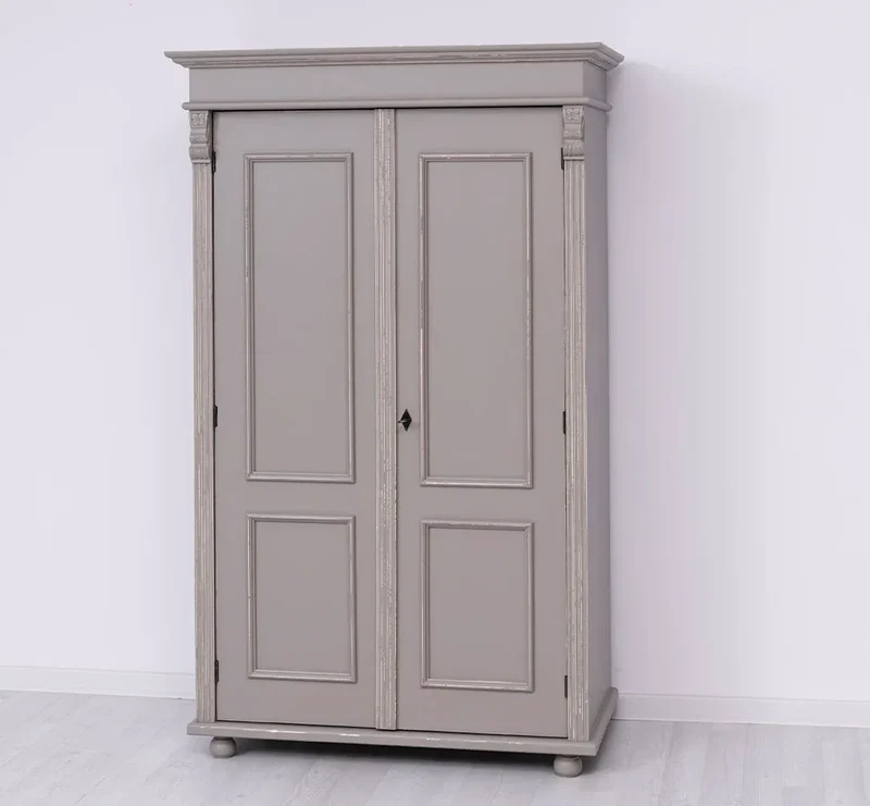 Landhaus- Kleiderschrank aus Massivholz mit Ornamenten