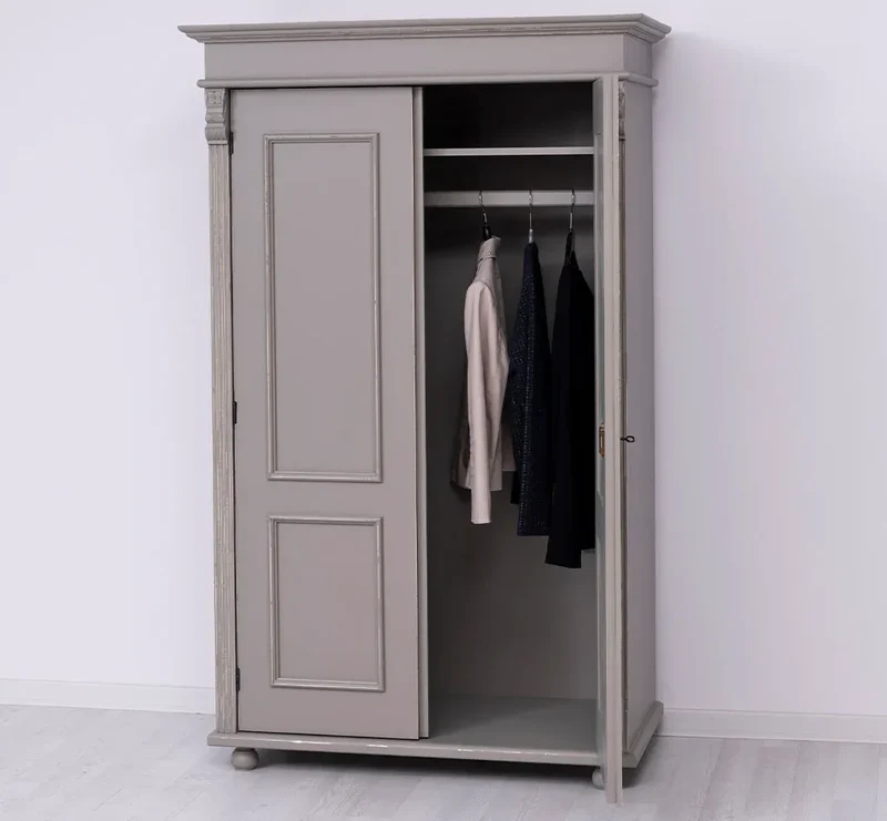 Landhaus- Kleiderschrank aus Massivholz mit Ornamenten