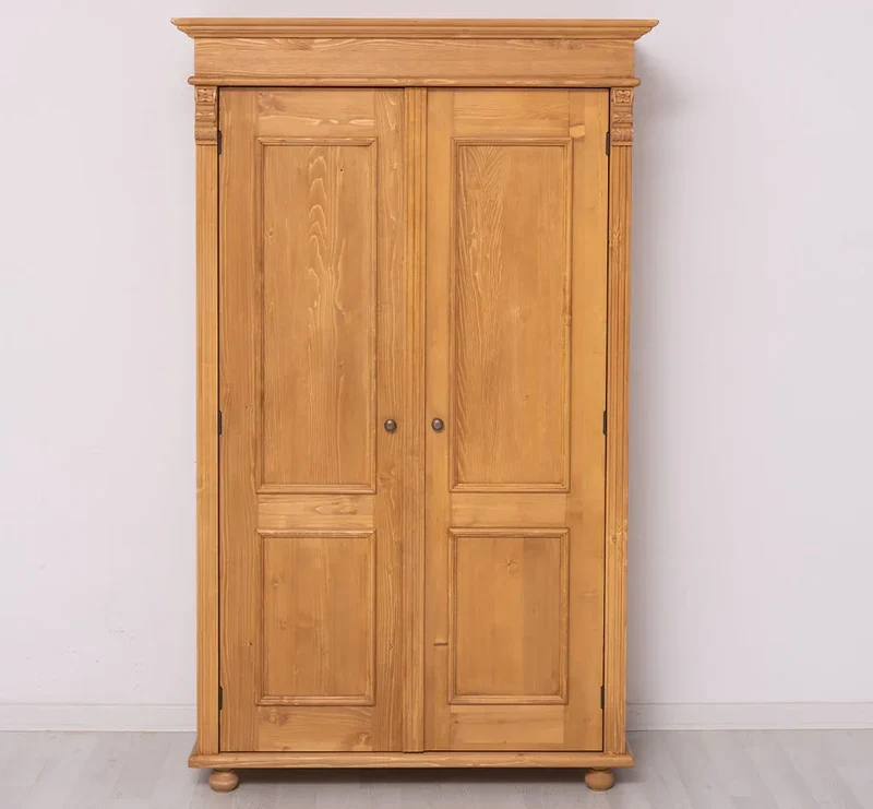 Landhaus- Kleiderschrank aus Massivholz mit Ornamenten