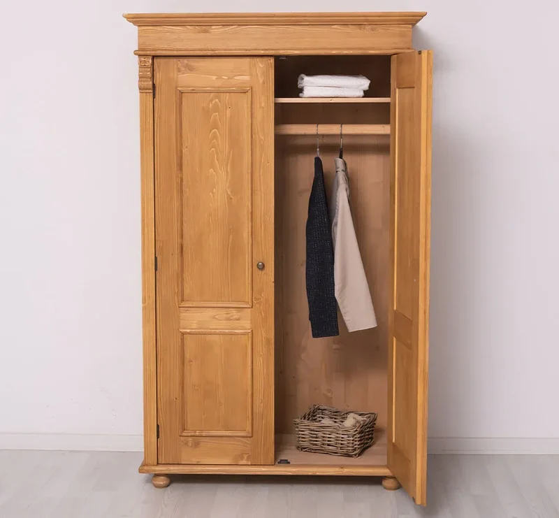 Landhaus- Kleiderschrank aus Massivholz mit Ornamenten