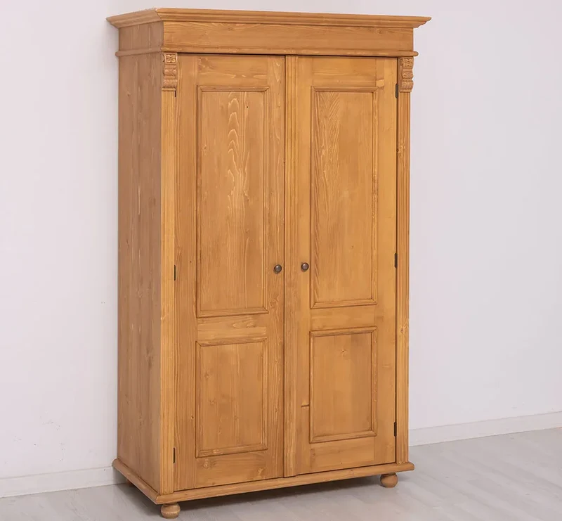 Landhaus- Kleiderschrank aus Massivholz mit Ornamenten