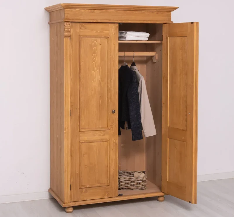 Landhaus- Kleiderschrank aus Massivholz mit Ornamenten