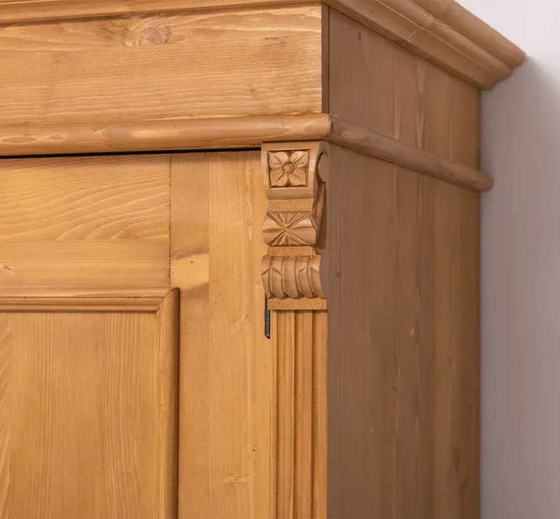 Landhaus- Kleiderschrank aus Massivholz mit Ornamenten