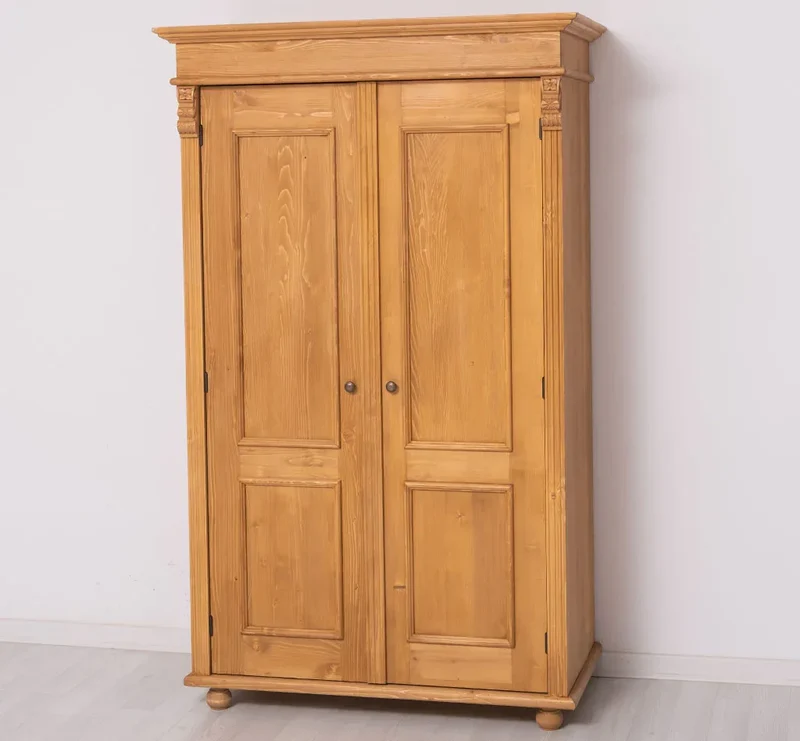 Landhaus- Kleiderschrank aus Massivholz mit Ornamenten