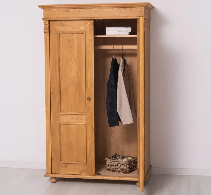 Landhaus- Kleiderschrank aus Massivholz mit Ornamenten