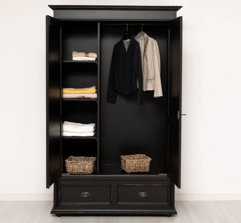 Kleiderschrank aus Massivholz mit zwei Schubladen