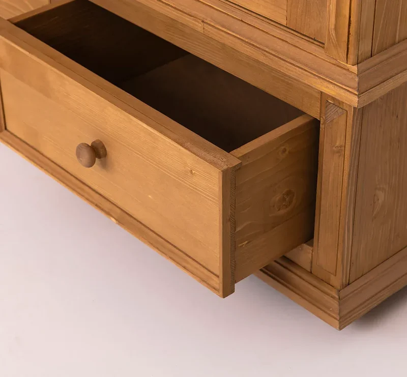 Kleiderschrank aus Massivholz mit zwei Schubladen