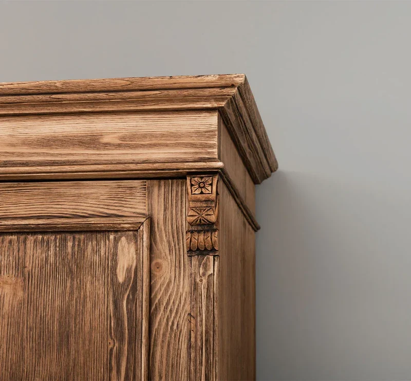 Kleiderschrank aus Massivholz mit zwei Schubladen