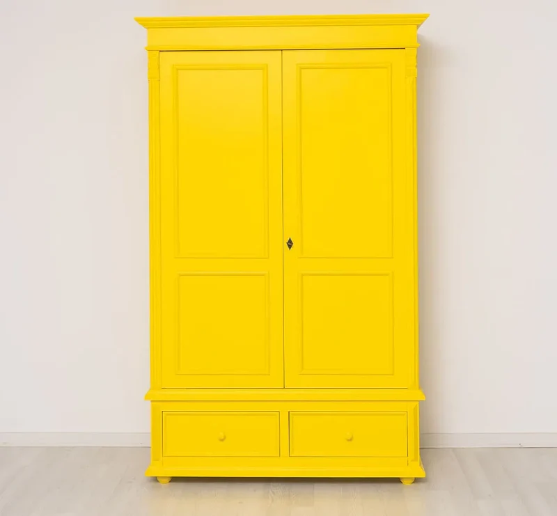 Kleiderschrank aus Massivholz mit zwei Schubladen
