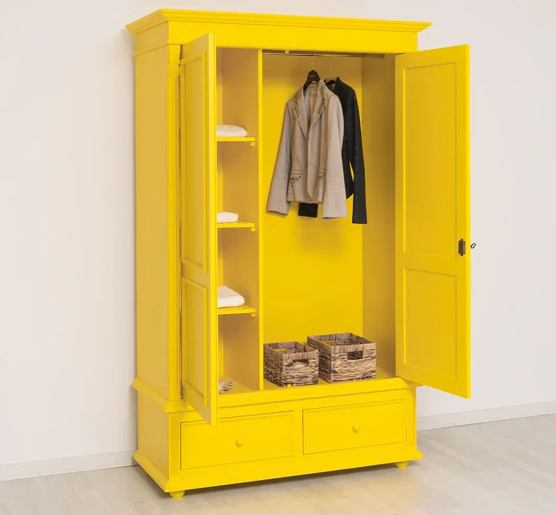 Kleiderschrank aus Massivholz mit zwei Schubladen