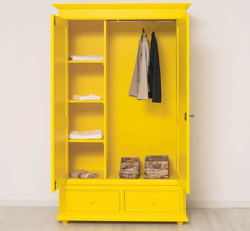 Kleiderschrank aus Massivholz mit zwei Schubladen