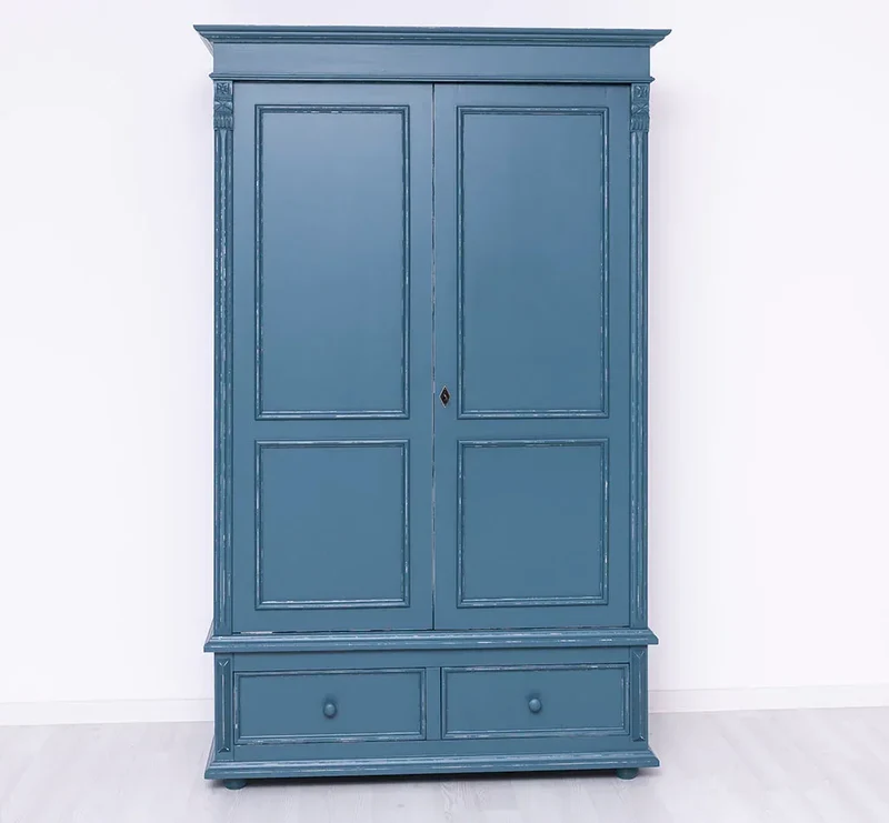 Kleiderschrank aus Massivholz mit zwei Schubladen