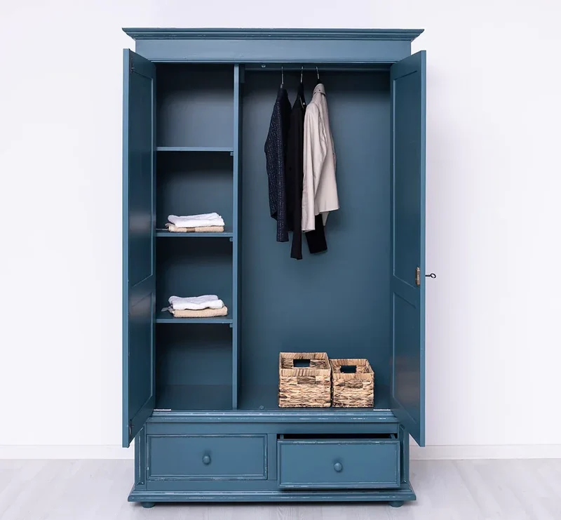 Kleiderschrank aus Massivholz mit zwei Schubladen