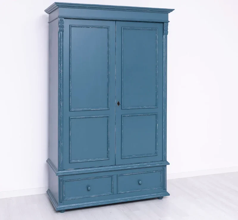 Kleiderschrank aus Massivholz mit zwei Schubladen