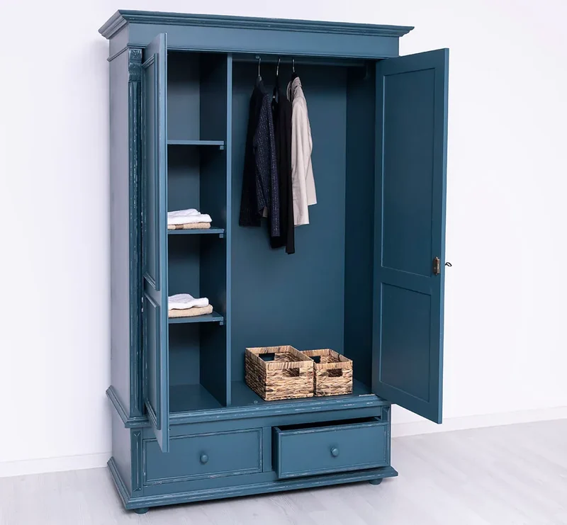 Kleiderschrank aus Massivholz mit zwei Schubladen
