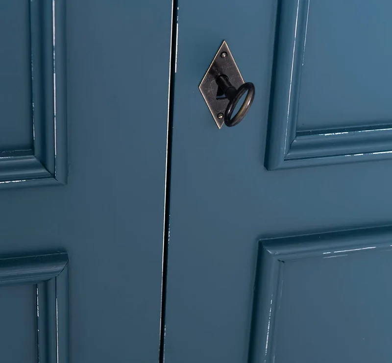 Kleiderschrank aus Massivholz mit zwei Schubladen
