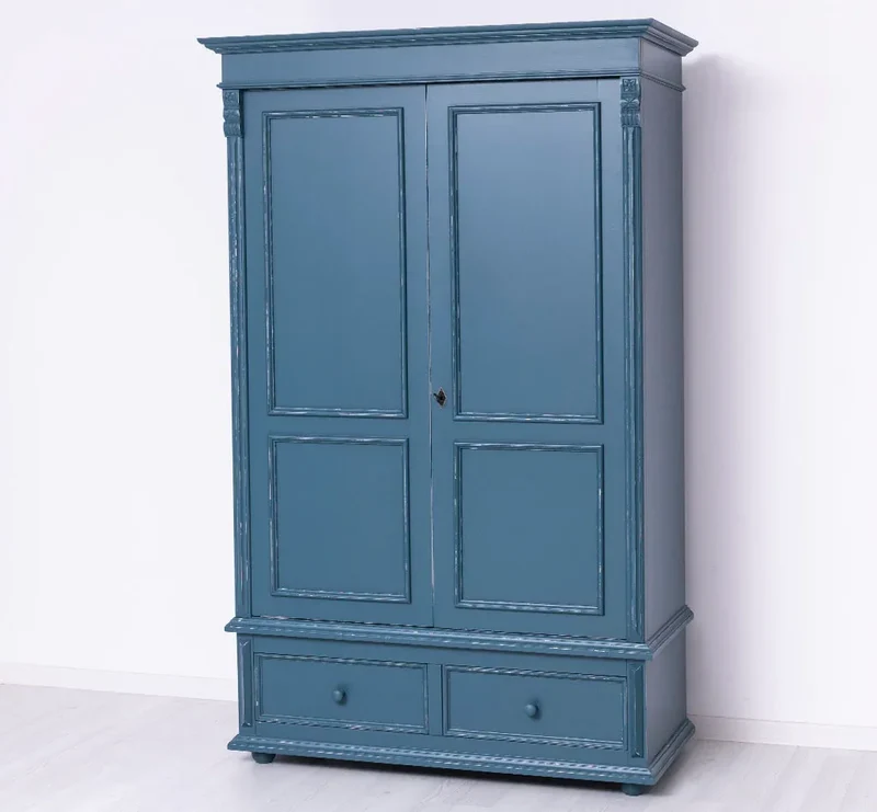 Kleiderschrank aus Massivholz mit zwei Schubladen