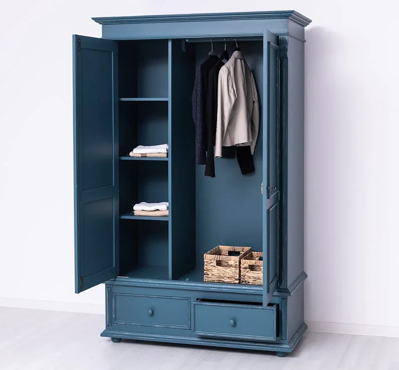 Kleiderschrank aus Massivholz mit zwei Schubladen