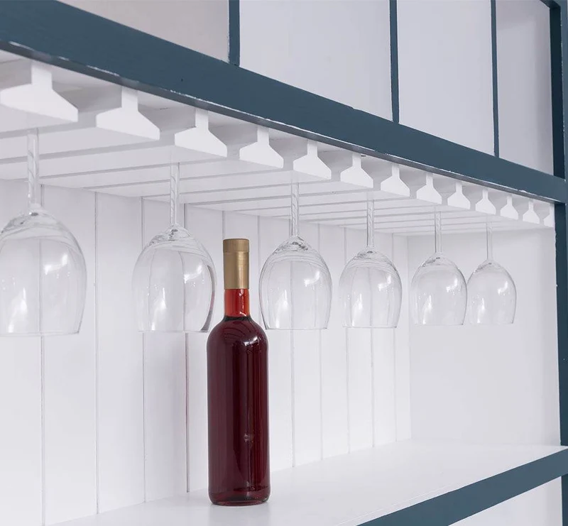 Großer Buffetschrank aus Massivholz mit Glashalterungen in verschiedenen Farben