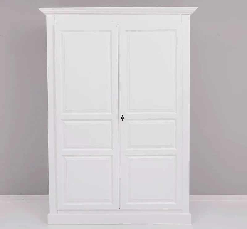 Massiver Kleiderschrank mit zwei Türen im Landhausstil
