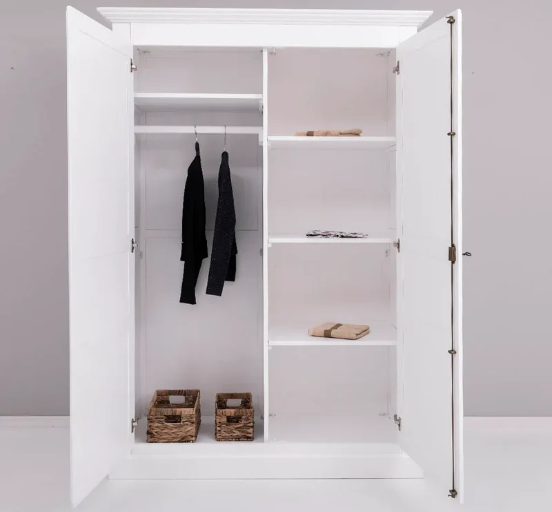 Massiver Kleiderschrank mit zwei Türen im Landhausstil