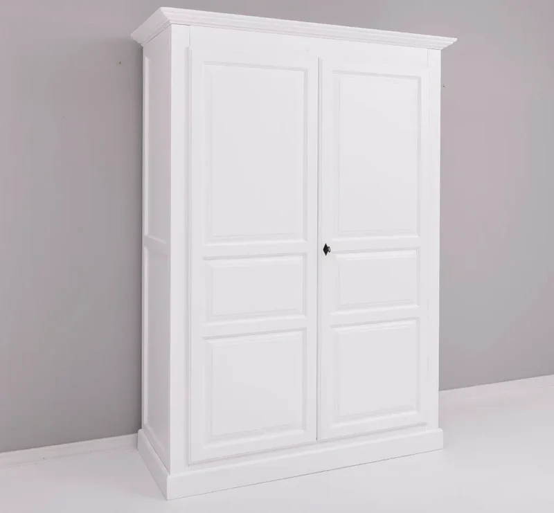 Massiver Kleiderschrank mit zwei Türen im Landhausstil